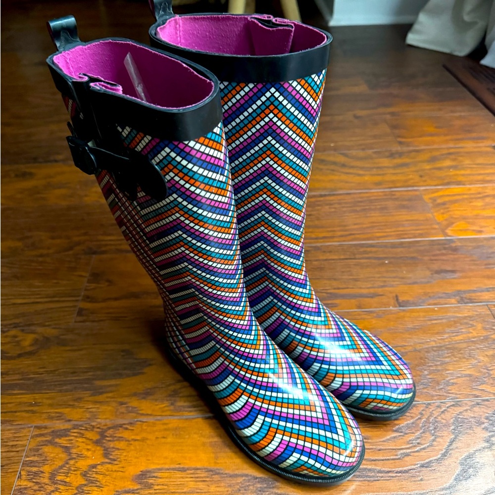 {Capelli of New York}Chevron Dots Ladies Tall Sporty Body Rubber Rain Boot Black